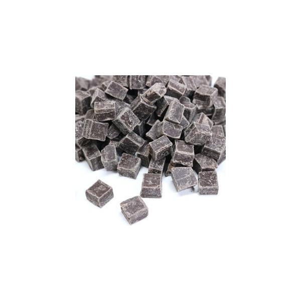 本格的なクーベルチュールチョコレートの風味が特徴的な、焼き残り耐性をもったキューブ状のチョコレートです。チョコ感がすごく感じられるパンやお菓子に仕上がります。クッキー等の上にトッピングし、焼成しても角が残り、練りこみ用として使用してもしっか...