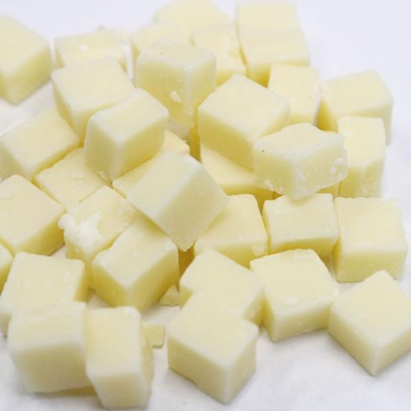 風味が良く、焼き残り体制に優れたチャンク状のホワイトチョコレートです。ホワイトチョコレートはプレーン生地には馴染みやすく、チョコ生地には存在感を出せます☆パンやお菓子など幅広くご活用いただけます。■配送方法5月頃〜10月頃(おおよそ気温20...