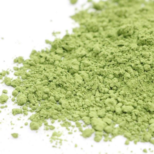鮮やかな緑色、程よい渋みと甘さのバランスが調和された玉露パウダーです。製菓・製パン全般に適しています。玉露の持つ芳醇で濃厚な風味はパンやスイーツに奥行きを出してくれます。玉露パウダーの粒度は15μｍ〜20μｍです。