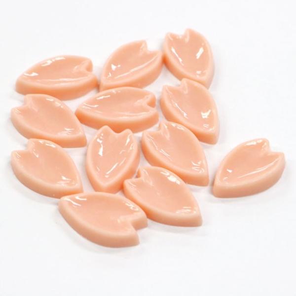 さくらの季節にぴったりなふんわりと優しいピンク色が特徴のチョコレートです。ひな祭りや入園、入学シーズンに花を添えてくれる桜の花びらが可愛いですね♪中央に少しくぼみがついており、花びらのふわり感が楽しめます。ケーキやタルトなどのトッピングにい...