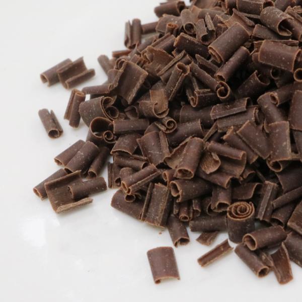 繊細なカーブと保形性とを両立させたトッピング用チョコレートです。ケーキにトッピングしたり、トリュフのまわりにまぶしたりと仕上げのデコレーションにお使いください。アイスクリームなどデザートにパラっとかけるのもかわいいですよ♪