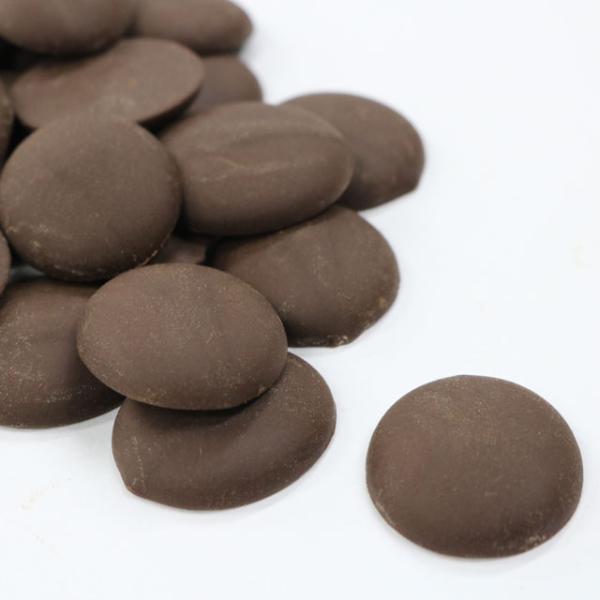 砂糖の代わりに糖アルコールのマルチトールを使用した、砂糖ゼロ（０）、糖類ゼロ（０）、カカオ分57％のダークチョコレートです。華やかでフルーティーなフレーバービーンズと幅広い焙煎温度のベースビーンズを組み合わせ、トップからラストまで続くカカオ...