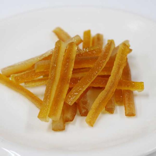オレンジの果皮をスティック状に糖蜜漬けにした製品です。オレンジに合う砂糖を用いて、シロップの糖度を少しずつあげながら丁寧に漬け込みました。オランジェット、焼き菓子等、様々な用途にご使用いただけます。ぎゅっと濃縮されたオレンジの美味しさを、ぜ...