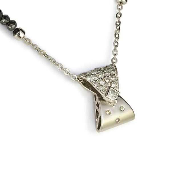 パヴェダイヤ ホワイトゴールド製ペンダントトップとブラック  