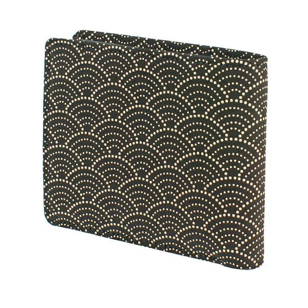 印伝 甲州印伝 印傳屋 上原勇七 財布 二つ折り財布 2006 青海波 黒地×白漆 鹿革 本革 レザー 和柄 ブランド 冬物 冬ギフト クリスマス 贈り物 YM01 印傳屋（INDEN-YA） 印伝 甲州印伝 上原勇七 財布 二つ折り財布 印伝