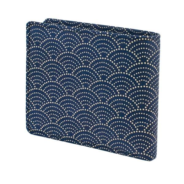 印伝 甲州印伝 印傳屋 上原勇七 財布 二つ折り財布 2006 青海波 黒地×白漆 鹿革 本革 レザー 和柄 ブランド 冬物 冬ギフト クリスマス 贈り物 YM01 印傳屋（INDEN-YA） 印伝 甲州印伝 上原勇七 財布 二つ折り財布 印伝