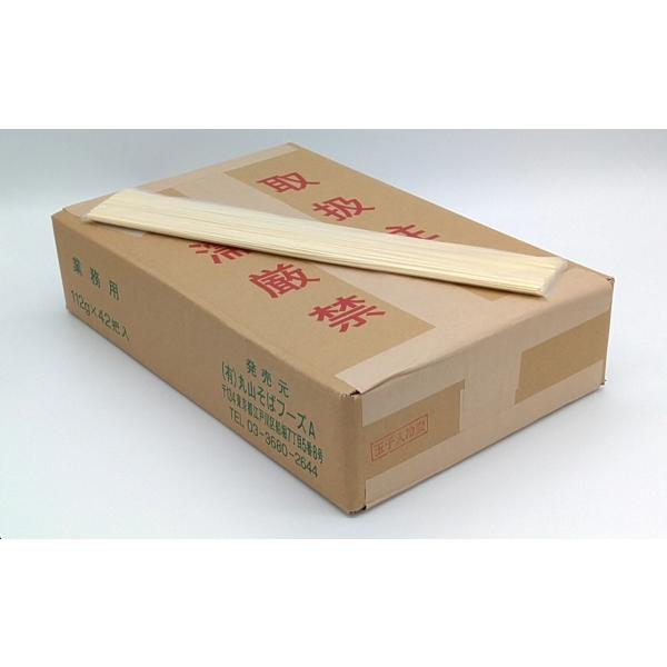 長さ３６ｃｍの冷麦です。一人前（112g）づつ袋詰めで１ケース４０把入りです。小麦粉に生卵を入れて作った冷麦です。冷麦の色がやや黄色みがかり、なめらかな食感、茹で伸びが遅いのが特徴です。業務用の乾麺として作っているため、市販されている乾麺よ...