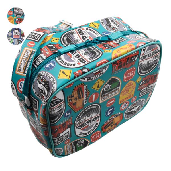 ショルダータイプの通園バッグ・幼稚園バック。 エメラルドグリーンは働く柄、ブルーは恐竜柄の2柄展開。 ワッペン風のデザインがかっこいい！ 内側にもポケットがあります！ 【アイテム】雑貨 カジュアル お洒落 オシャレ かっこいい かわいい 可...