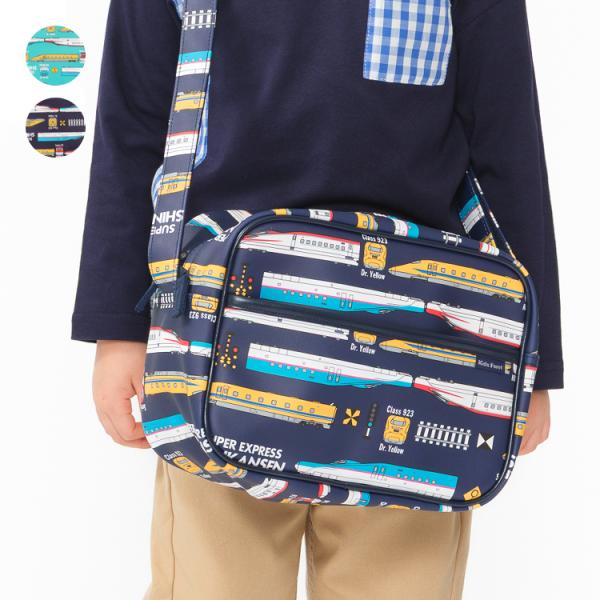 男の子が大好きな電車！ 毎シーズン大人気のJRコラボシリーズです！ ショルダータイプの通園バッグ・幼稚園バック。 人気の新幹線のこまち、はやぶさ、ドクターイエローの総柄プリント入り！ 同じ柄で巾着（B17680、B17687）や移動ポケット...