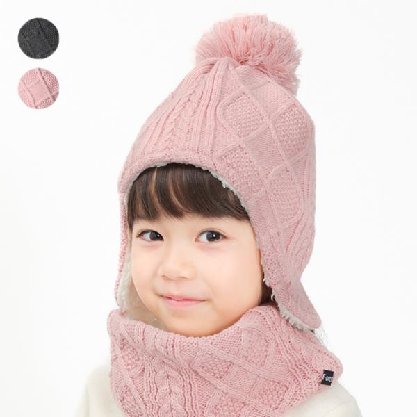 ケーブル編みのアクリル素材のニット帽、帽子。 裏ボア、耳付きデザインでとっても暖か。 シンプルでどんなアイテムとも合わせやすい！ コーディネートのポイントにも！ 男の子も女の子もユニセックスで着られるアイテム。 同じデザインのスヌード、ネッ...