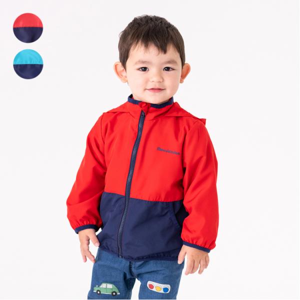 撥水加工のポリエステル素材のライトアウター、ジャケット。 朝晩と日中の気温差が大きくなる春や秋には羽織物が必需アイテム！！ 軽くて持ち運びにも便利なナイロン系ジャケットはあると便利なアイテムです！！ 裏地はメッシュ素材。 衿部分にフードは収...