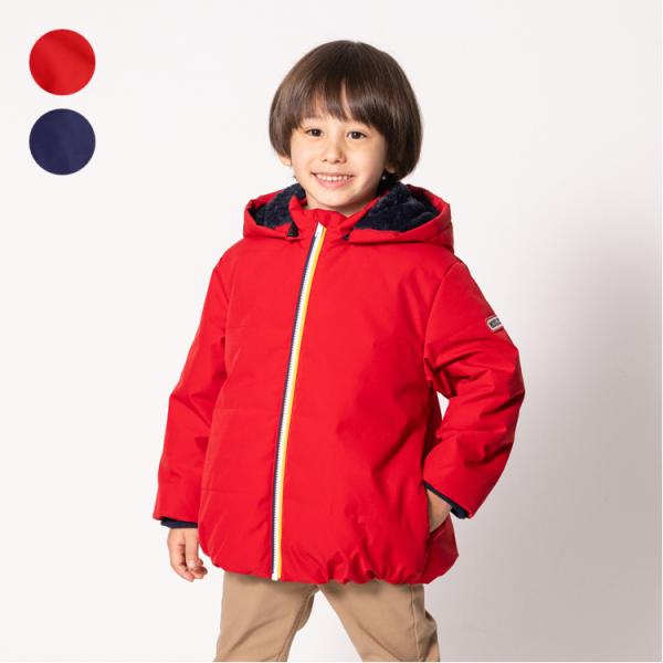 撥水加工のポリエステル生地を使用した、中綿入りのジャケット・アウターです。 防風シート加工に加え裏地はショートボアになっており、風を通しにくく冬でも暖かく過ごせます。 フードはファスナーで取り外しが可能です。 フードがNGな保育園や幼稚園の...