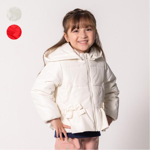 撥水加工のポリエステル生地を使用した、中綿入りのジャケット・アウターです。 防風シート加工で風を通しにくく冬でも暖かく過ごせます。 フードはファスナーで取り外しが可能です。 フードがNGな保育園や幼稚園のアウターとしてもおすすめ◎ 裾のフリ...