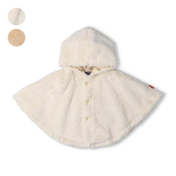 柔らかいフェイクファーを使用したベビー用の前開きマント、ポンチョ、ケープ。 小花柄とブランドロゴのガーリーな総柄の裏地付き。 長く着れるので、ギフトにもぴったりです！ 同じファー素材のベスト（M64200）があるので、姉妹でお揃い、ペアコー...