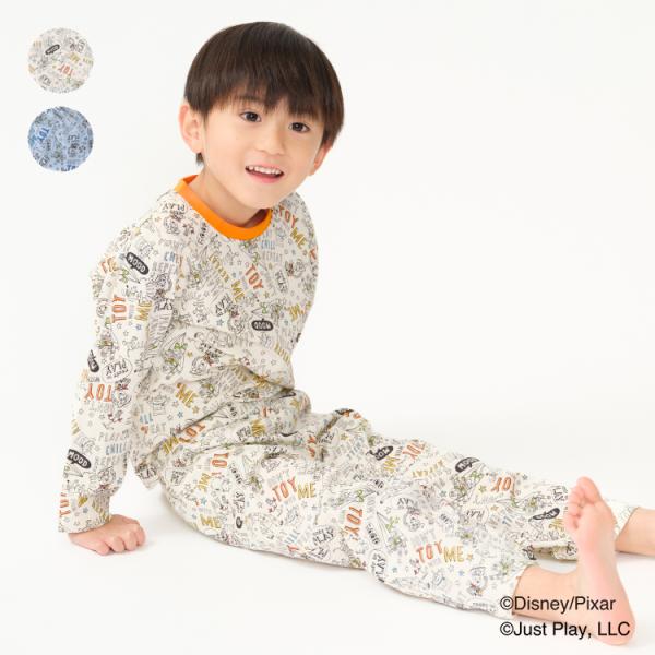 『トイ・ストーリー』シリーズのキャラクターをデザインした長袖パジャマ。 線描きのウッディ、バズ・ライトイヤー、フォーキーやエイリアン、レックスなどの総柄プリント入り。 天竺素材、Tシャツ素材の長袖Tシャツとパンツのパジャマ、ルームウェア。 ...