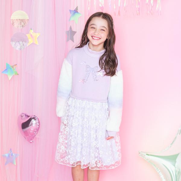 リボンのモチーフがポイント！ 袖は女の子が大好きなレインボーカラーのふわふわもこもこボア。 身頃は暖か裏起毛素材。 スカート部分は花柄チュールで華やかな印象のワンピース。 【アイテム】トップス　シンプル ガーリー フェミニン カジュアル お...