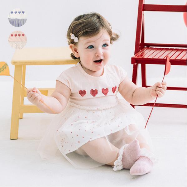 身頃にはクロスステッチのハート刺繍。 ハート柄スカートにチュールスカートの重ね使いでガーリーで可愛らしさをプラス。 膝下丈のワンピース。 襟ぐりの後ろ部分がゴム仕様になっているので、着脱も楽ちん。 【アイテム】プレゼント ギフト プルオーバ...