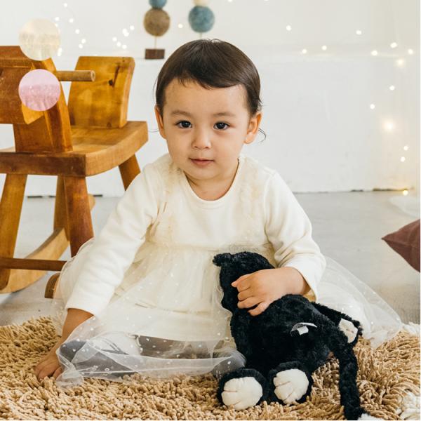 きらっと光るキラキラのハート柄がプリントされたチュールが可愛い！ たっぷりギャザーのワンピースを重ねたドッキングデザイン。 １枚で重ね着が楽しめる長袖ワンピース。 襟ぐり後ろ部分がゴム仕様になっているので、着脱もスムーズに出来ます！ 秋から...