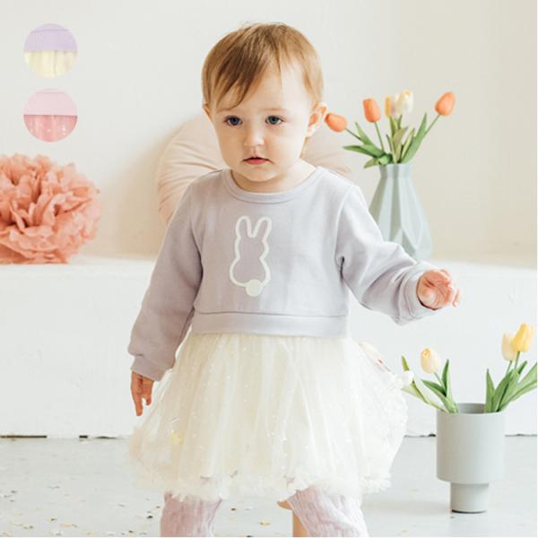 きらっと光るキラキラのハート柄プリントのチュールスカート。 身頃は秋から春まで長く着られる裏毛素材のトレーナー。 １枚でコーディネートが楽しめるドッキングデザイン。 うさぎのシルエットの刺繍がポイント！ 襟ぐりの後ろの部分がゴムの仕様になっ...