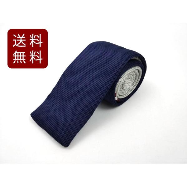 ニットタイ ネクタイカラー：ネイビーXグレーサイズ：全長約150cm最大幅：約5.5cm素材：ポリエステルパッケージはありません。保管時や輸送費に折り皺等が付く場合がありますので、アイロン前提でごご購入ください。ネクタイ裏のリボン部分はロッ...
