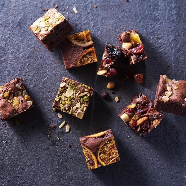 [Release date: September 11, 2023]ホシフルーツ ナッツとドライフルーツの贅沢ブラウニー １２個入 ギフト対応可濃厚なチョコレートの生地に、香ばしいナッツや甘酸っぱいフルーツをトッピング。ピスタチオとアーモン...