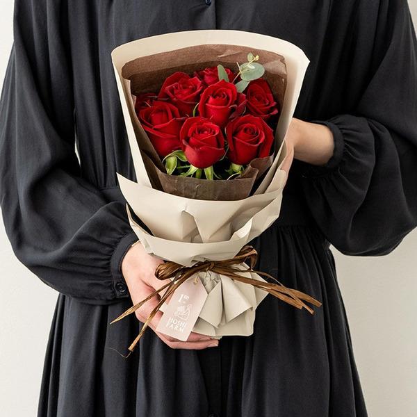 [Release date: May 16, 2025]ホシファーム フリルブーケルージュ８本 ＆ アニマルドーナツ２個入 メッセージカード付 ラッピング済ホシファームのバラブーケとクマやウサギのドーナツたちのコンビギフト。艶やかなベルベッ...