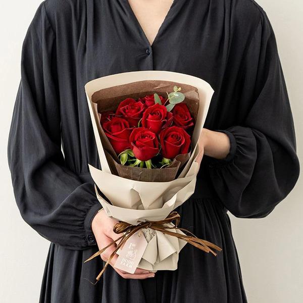 [Release date: May 16, 2025]ホシファーム フリルブーケルージュ８本 ＆ ホシフルーツ 贅沢ブラウニー９個入 メッセージカード付 ラッピング済ホシファームのバラブーケとホシフルーツの贅沢ブラウニーのコンビギフト。艶...