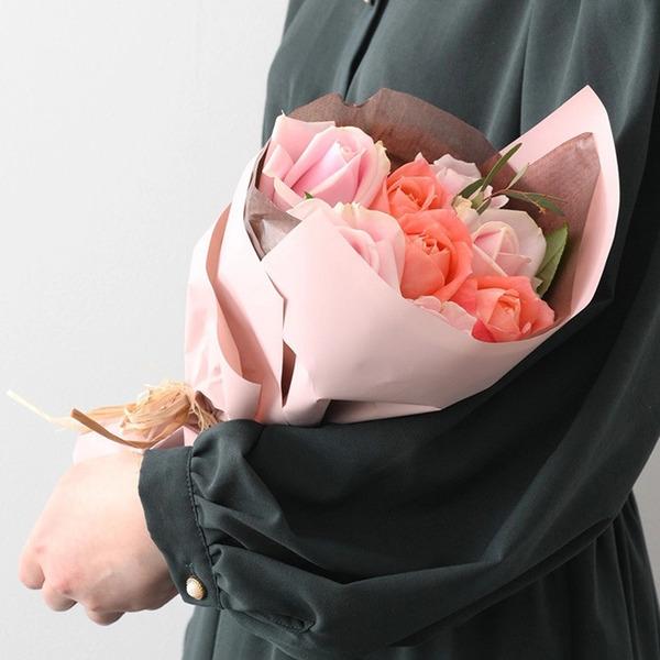 [Release date: May 16, 2025]ホシファーム フリルブーケスイート８本 ＆ アニマルドーナツ２個入 メッセージカード付 ラッピング済ホシファームのバラブーケとクマやウサギのドーナツたちのコンビギフト。フレッシュなピン...