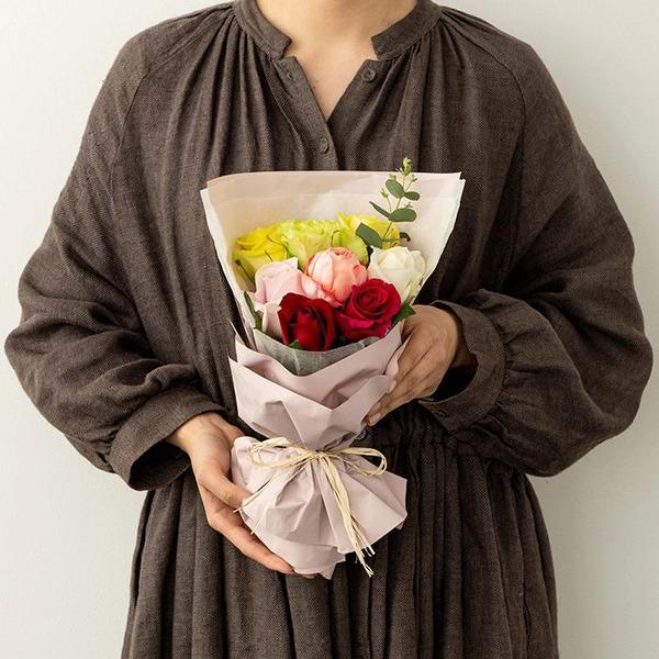 [Release date: May 16, 2025]ホシファーム フリルブーケカラフル８本 ＆ ホシフルーツ 贅沢ブラウニー９個入 メッセージカード付 ラッピング済ホシファームのバラブーケとホシフルーツの贅沢ブラウニーのコンビギフト。ピ...