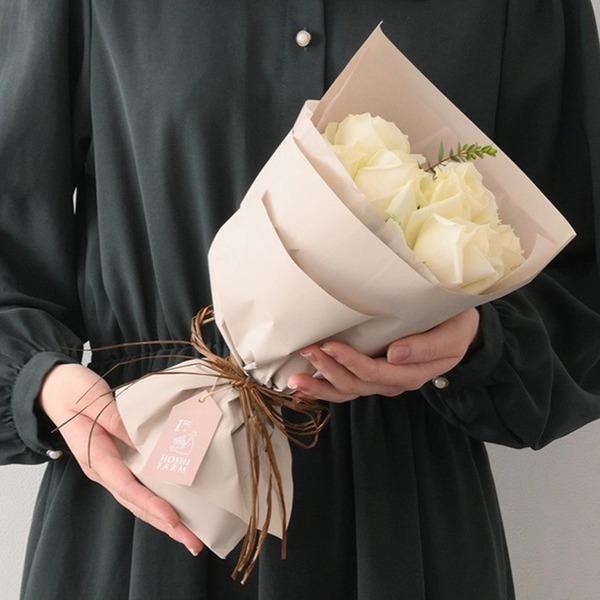 [Release date: May 16, 2025]ホシファーム フリルブーケピュア８本 ＆ アニマルドーナツ２個入 メッセージカード付 ラッピング済ホシファームのバラブーケとクマやウサギのドーナツたちのコンビギフト。敬愛の気持ちをこめ...