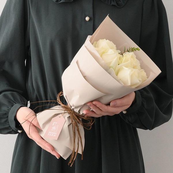 [Release date: May 16, 2025]ホシファーム フリルブーケピュア８本 ＆ ホシフルーツ 贅沢ブラウニー９個入 メッセージカード付 ラッピング済ホシファームのバラブーケとホシフルーツの贅沢ブラウニーのコンビギフト。敬愛...