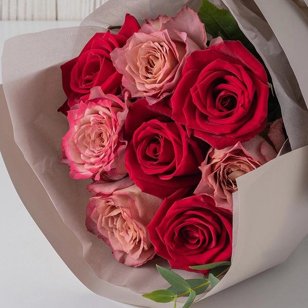 [Release date: May 16, 2025]ホシファーム フリルブーケ ニュアンスレッド ８本＆ アニマルドーナツ２個入 メッセージカード付 ラッピング済農園直送　摘みたてバラのフリルブーケと、クマやウサギのドーナツたちのコンビ...