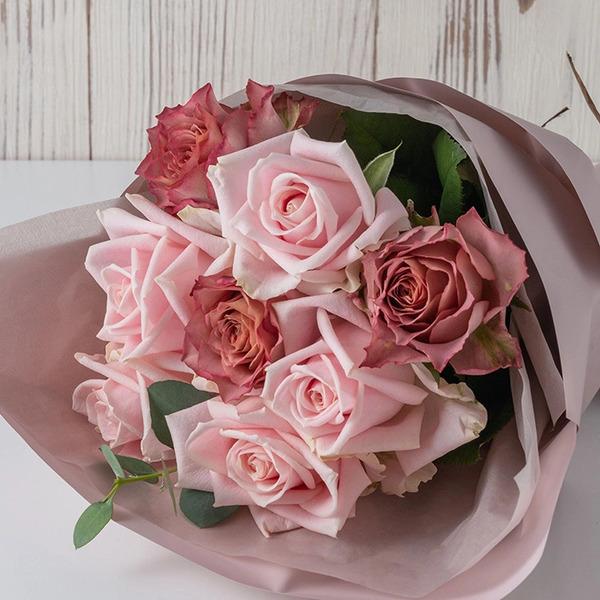 [Release date: May 16, 2025]ホシファーム フリルブーケニュアンスピンク８本＆ホシフルーツ 贅沢ブラウニー６個入 メッセージカード付 ラッピング済農園直送　摘みたてバラのフリルブーケと、ホシフルーツこだわりの贅沢ブ...