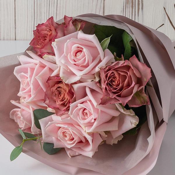 [Release date: May 18, 2025]ホシファームフリルブーケ ニュアンスピンク８本＆ホシフルーツ 贅沢ブラウニー９個入 メッセージカード付 ラッピング済農園直送　摘みたてバラのブーケと、ホシフルーツの贅沢ブラウニーのコン...