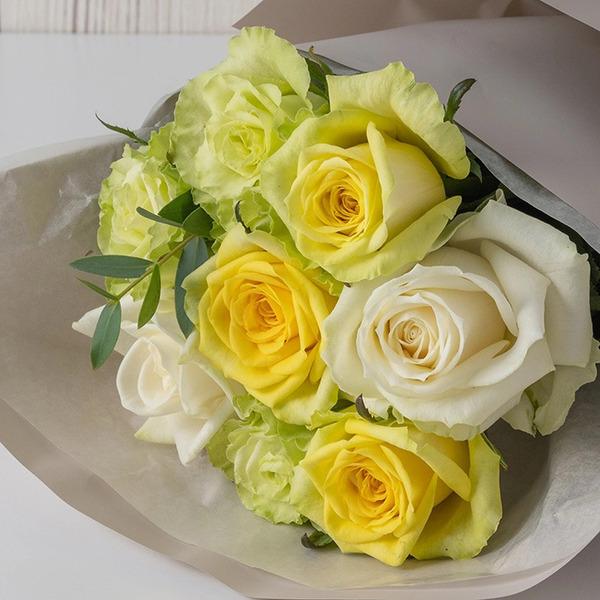 [Release date: May 18, 2025]ホシファームフリルホワイトイエローグリーン８本＆ホシフルーツ贅沢ブラウニー ９個入 メッセージカード付 ラッピング済農園直送　摘みたてバラのブーケと、ホシフルーツの贅沢ブラウニーのコン...