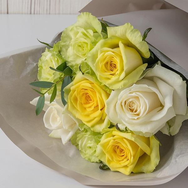 [Release date: May 18, 2025]ホシファームフリル ホワイトイエローグリーン８本＆銀座千疋屋チョコパウンドケーキ メッセージカード付 ラッピング済農園直送　摘みたてバラのブーケと銀座千疋屋　銀座チョコパウンドケーキの...