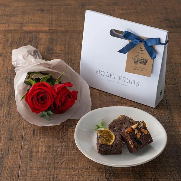 [Release date: May 18, 2025]ホシファーム 薔薇のミニブーケ ルージュ２本＆ホシフルーツ贅沢ブラウニー３個入 メッセージカード付 ラッピング済バラとスイーツの可愛いプチギフトセットです。バラとスイーツのプチギフトセ...