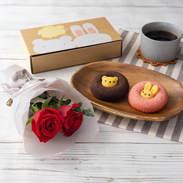 [Release date: May 18, 2025]ホシファーム 薔薇のミニブーケ ルージュ２本＆アニマルドーナツ２個入 メッセージカード付 ラッピング済お誕生日や、お祝い、お礼におすすめのバラとスイーツのプチギフトセットです。瑞々しい...