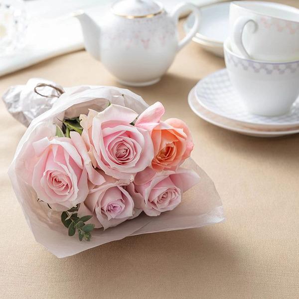 [Release date: May 18, 2025]ホシファーム プチギフトシリーズ 摘みたて薔薇のブーケ スイート５本 メッセージカード付 ラッピング済新鮮なバラのミニブーケです。ホシファームで丁寧に育まれるバラを可愛らしいサイズのブ...