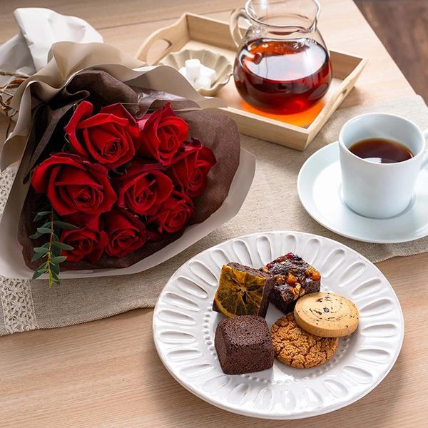 [Release date: May 18, 2025]ホシファームフリルブーケルージュ８本＆ホテルオークラスイーツアソート５個入 メッセージカード付 ラッピング済ホシファームのバラブーケとホテルオークラこだわりスイーツのコンビギフトです。...