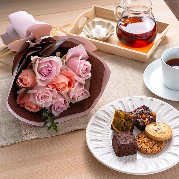 [Release date: May 18, 2025]ホシファームフリルブーケスイート８本＆ホテルオークラスイーツアソート５個入 メッセージカード付 ラッピング済ホシファームのバラブーケとホテルオークラこだわりスイーツのコンビギフトです。...