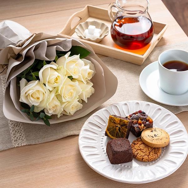 [Release date: May 18, 2025]ホシファームフリルブーケピュア８本＆ホテルオークラスイーツアソート５個入 メッセージカード付 ラッピング済ホシファームのバラブーケとホテルオークラこだわりスイーツのコンビギフトです。花...