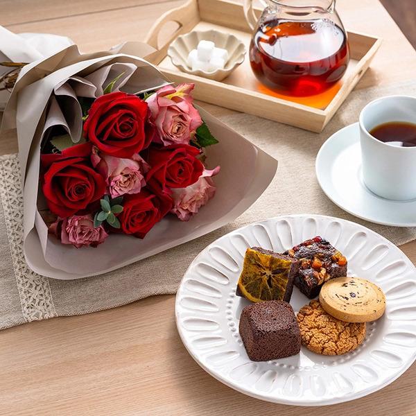 [Release date: May 18, 2025]ホシファームフリルニュアンスレッド８本＆ホテルオークラスイーツアソート５個入 メッセージカード付 ラッピング済農園直送　摘みたてバラのフリルブーケと、ホテルオークラこだわりスイーツのコ...