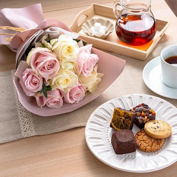 [Release date: May 18, 2025]ホシファームフリルブーケホワイトピンク８本＆ホテルオークラスイーツアソート５個入 メッセージカード付 ラッピング済農園直送　摘みたてバラのフリルブーケと、ホテルオークラこだわりスイーツ...