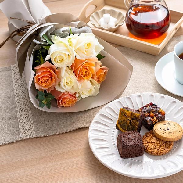 [Release date: May 18, 2025]ホシファーム フリル ホワイトオレンジ８本＆ホテルオークラスイーツアソート５個入 メッセージカード付 ラッピング済農園直送　摘みたてバラのフリルブーケと、ホテルオークラこだわりスイーツ...