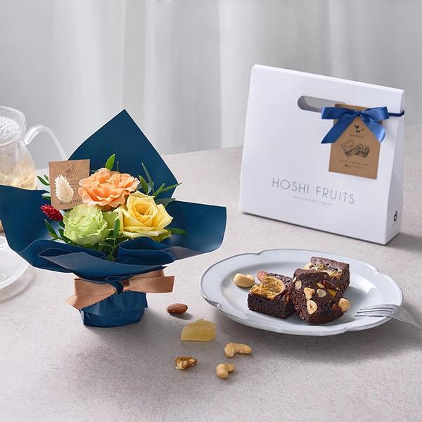 [Release date: May 18, 2025]ホシファーム ミニアレンジメントパッション＆ホシフルーツ贅沢ブラウニー３個入 メッセージカード付 ラッピング済可愛らしいサイズの摘みたてバラのアレンジメントと、しっとり濃厚なブラウニー...