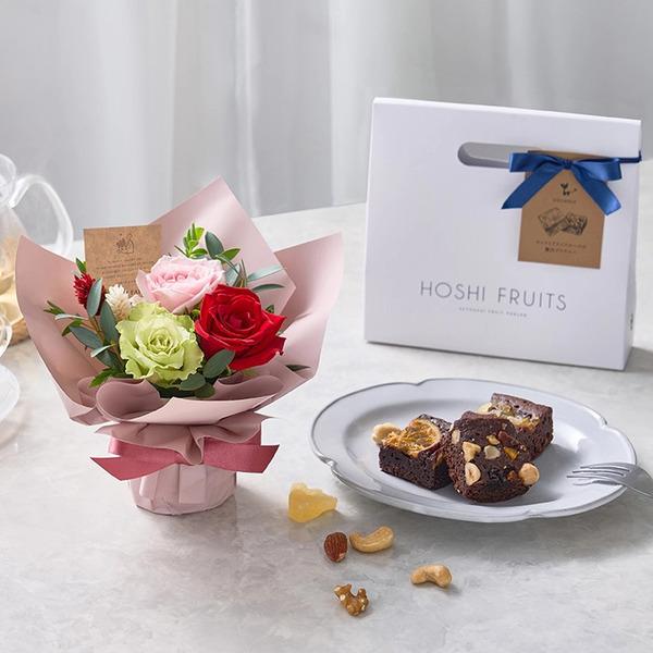 [Release date: May 18, 2025]ホシファーム ミニアレンジメントカラフル＆ホシフルーツ贅沢ブラウニー３個入 メッセージカード付 ラッピング済可愛らしいサイズの摘みたてバラのアレンジメントと、しっとり濃厚なブラウニーの...