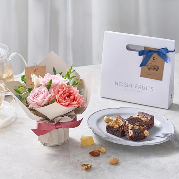 [Release date: May 18, 2025]ホシファーム ミニアレンジメントスイート＆ホシフルーツ贅沢ブラウニー３個入 メッセージカード付 ラッピング済可愛らしいサイズの摘みたてバラのアレンジメントと、しっとり濃厚なブラウニーの...