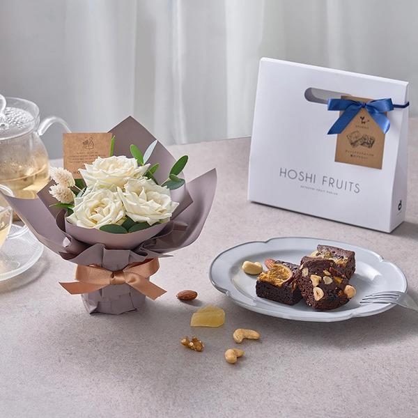 [Release date: May 18, 2025]ホシファーム ミニアレンジメントピュア＆ホシフルーツ贅沢ブラウニー３個入 メッセージカード付 ラッピング済可愛らしいサイズの摘みたてバラのアレンジメントと、しっとり濃厚なブラウニーのギ...