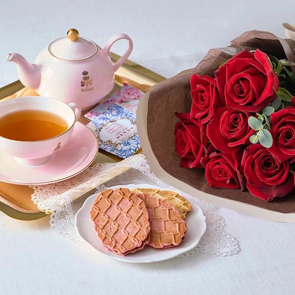 [Release date: May 18, 2025]フリルブーケ８本ルージュ＆ニナスシークレットガーデンティータイム６個入 メッセージカード付 ラッピング済新鮮な摘みたてバラのブーケとフランスの老舗紅茶とお菓子のセットです。新鮮な摘みた...